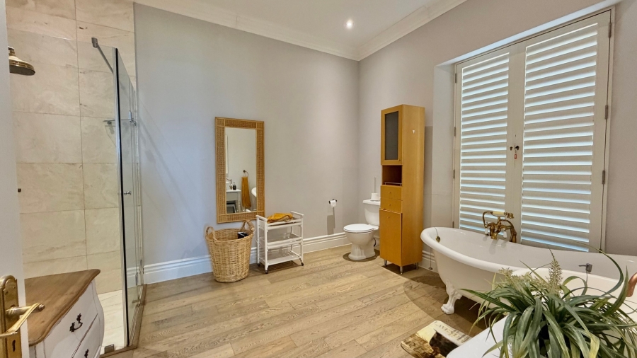 5 Bedroom Property for Sale in Sir Lowrys Pass Village Western Cape